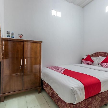 Отель Oyo 1082 Kost Arie 1 Джакарта Экстерьер фото