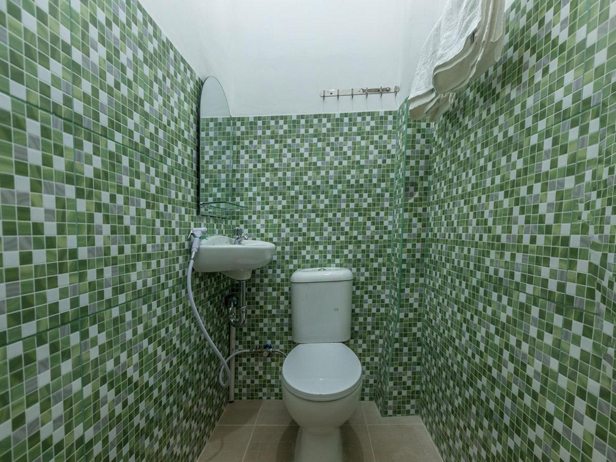 Отель Oyo 1082 Kost Arie 1 Джакарта Экстерьер фото